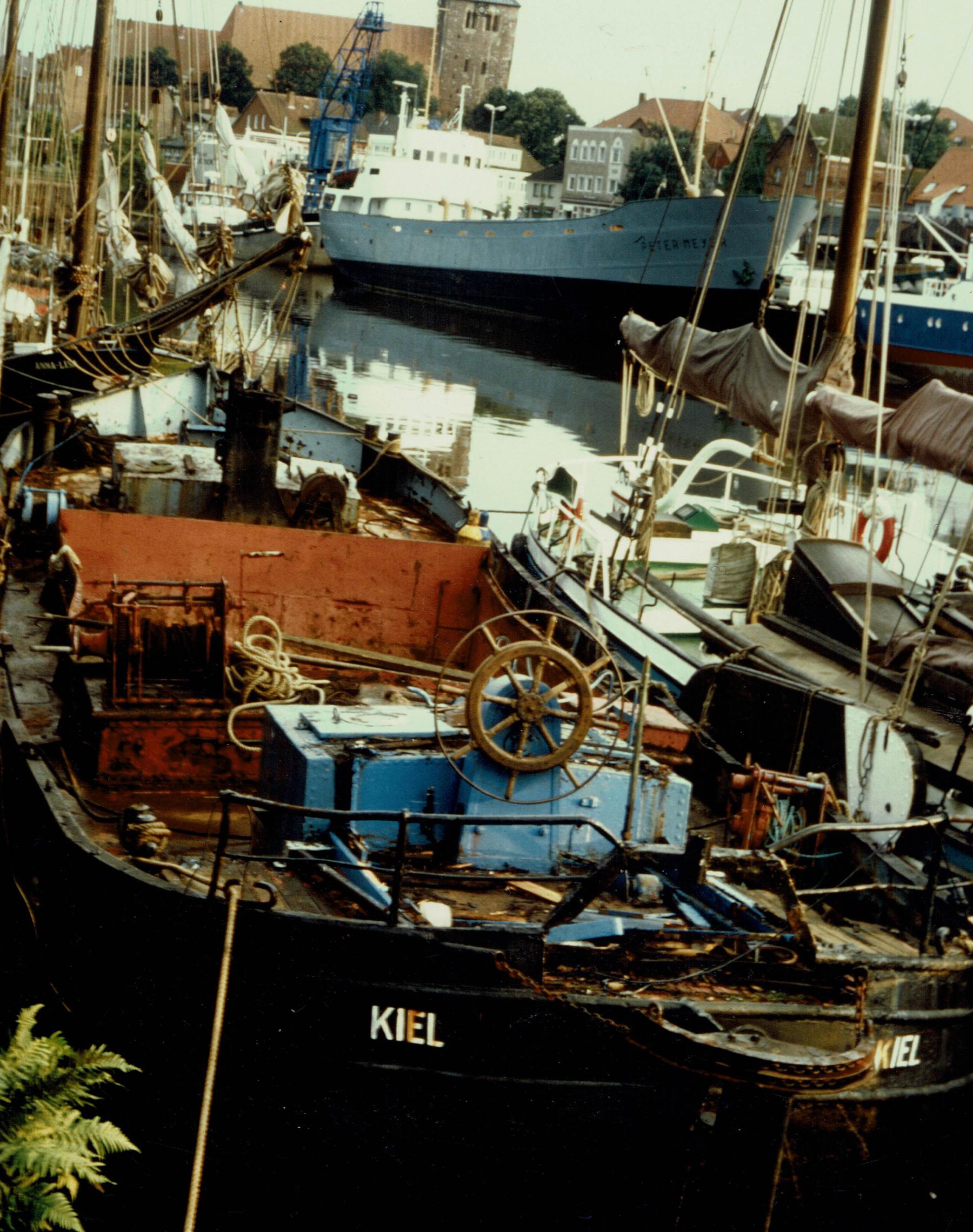 Die Windsbraut als schwimmendes Wrack in Kiel