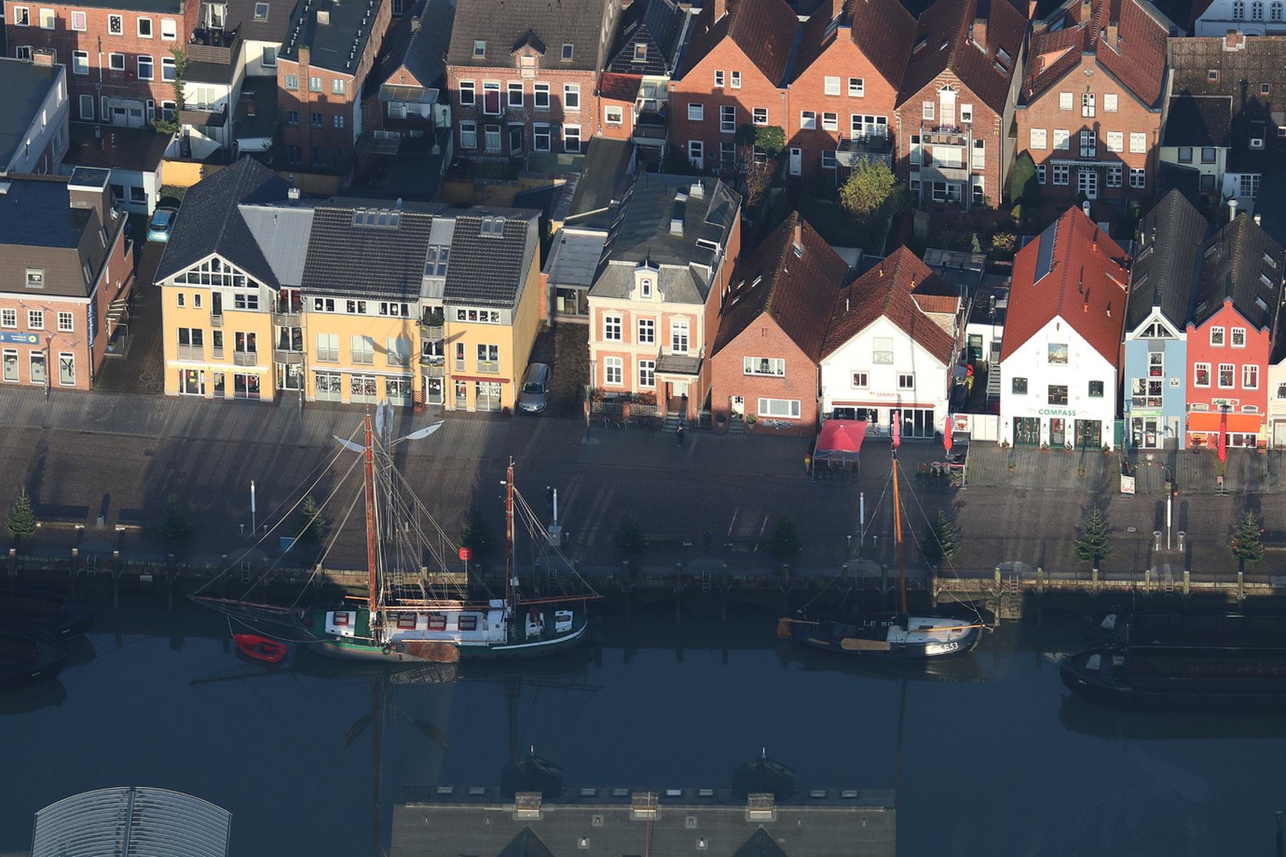 Luftbild - Windsbraut im Husumer Hafen