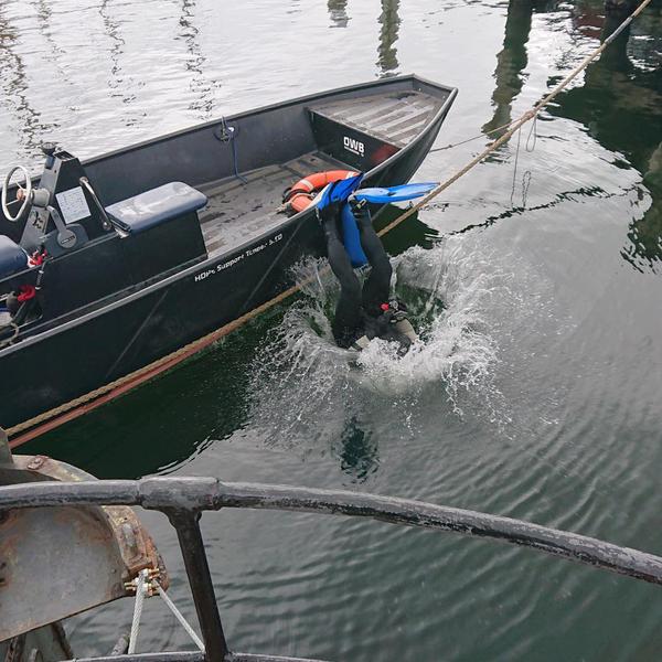 Taucher reinigt Unterwasserschiff