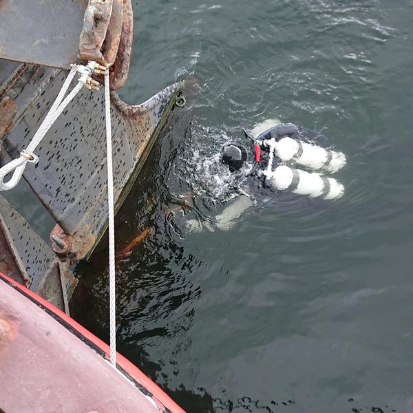 Taucher reinigt Unterwasserschiff