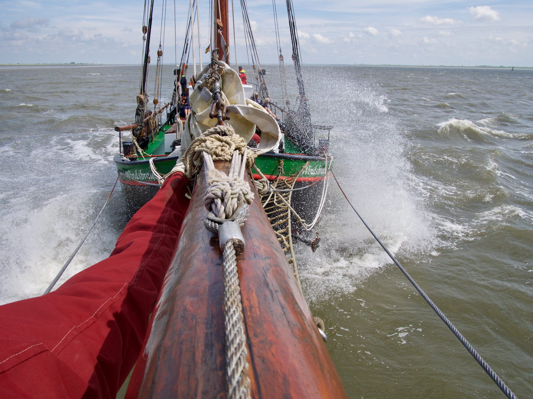 Gischt zieht über das Deck der Windsbraut
