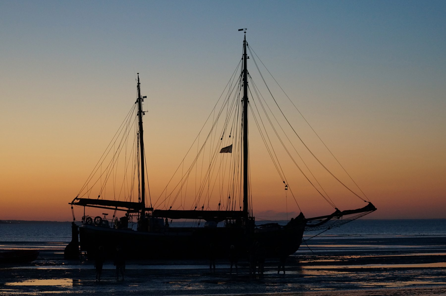 Die Windsbraut bei Sonnenuntergang trockengefallen im Watt